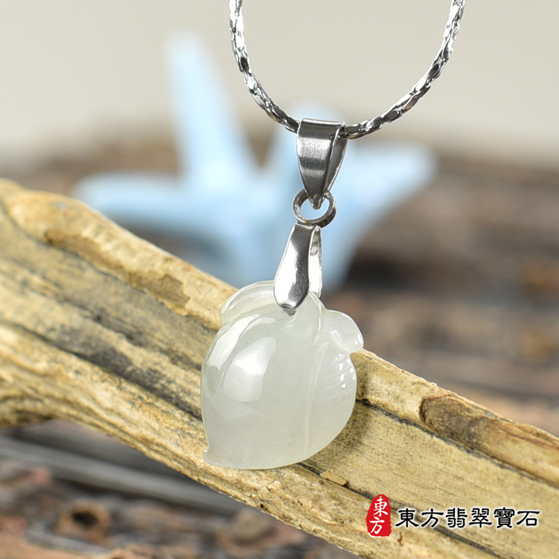 翡翠壽桃項鍊玉珮（福壽雙全：壽桃牌A貨翡翠壽桃玉珮、緬甸玉壽桃玉墜）。淺綠色冰糯種壽桃，FW337。客製化訂做各種翡翠壽桃吊墜玉珮項鍊。★附A貨翡翠雙證書