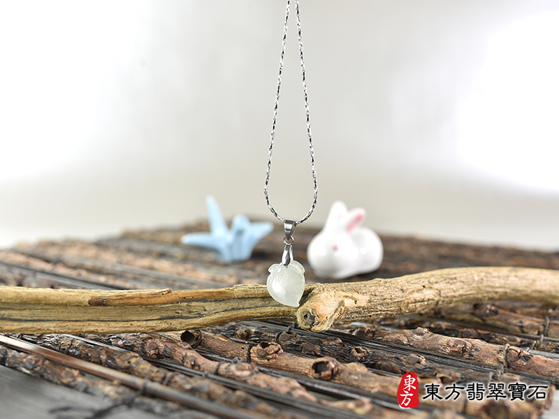 意境翡翠壽桃項鍊玉珮（福壽雙全：壽桃牌A貨翡翠壽桃玉珮、緬甸玉壽桃玉墜）。淺綠色冰糯種壽桃，FW337。客製化訂做各種翡翠壽桃吊墜玉珮項鍊。★附A貨翡翠雙證書