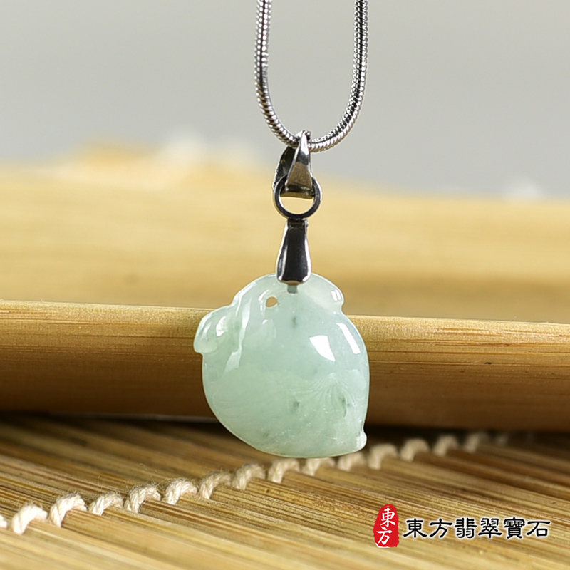 翡翠壽桃項鍊玉珮（福壽雙全：壽桃牌A貨翡翠壽桃玉珮、緬甸玉壽桃玉墜）。淺綠色糯種壽桃，FW338。客製化訂做各種翡翠壽桃吊墜玉珮項鍊。★附A貨翡翠雙證書