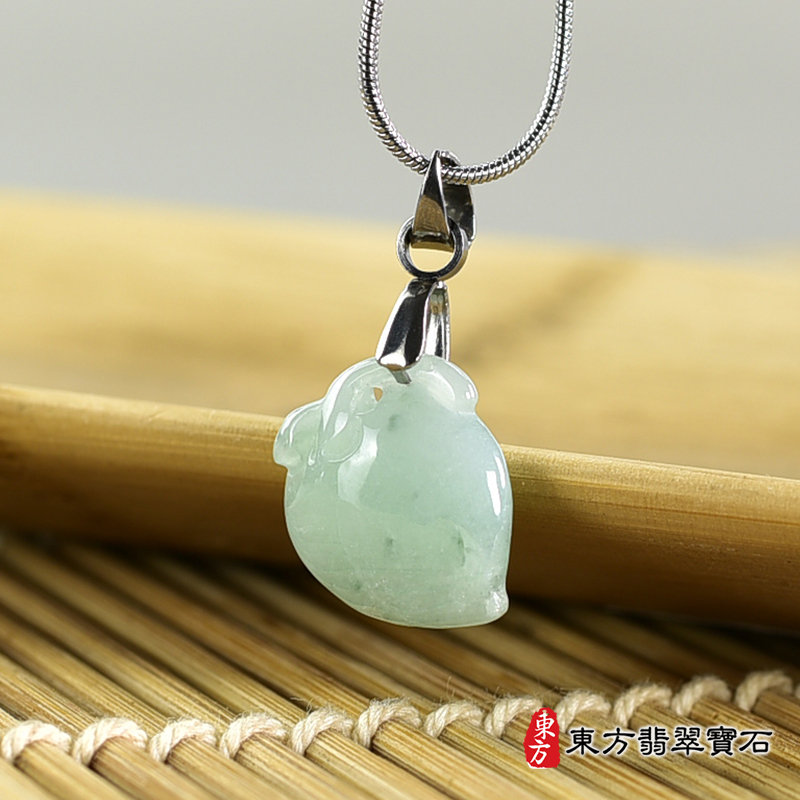 翡翠壽桃項鍊玉珮（福壽雙全：壽桃牌A貨翡翠壽桃玉珮、緬甸玉壽桃玉墜）。淺綠色糯種壽桃，FW338。客製化訂做各種翡翠壽桃吊墜玉珮項鍊。★附A貨翡翠雙證書