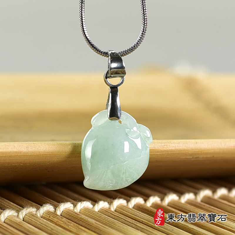 翡翠壽桃項鍊玉珮（福壽雙全：壽桃牌A貨翡翠壽桃玉珮、緬甸玉壽桃玉墜）。淺綠色糯種壽桃，FW338。客製化訂做各種翡翠壽桃吊墜玉珮項鍊。★附A貨翡翠雙證書