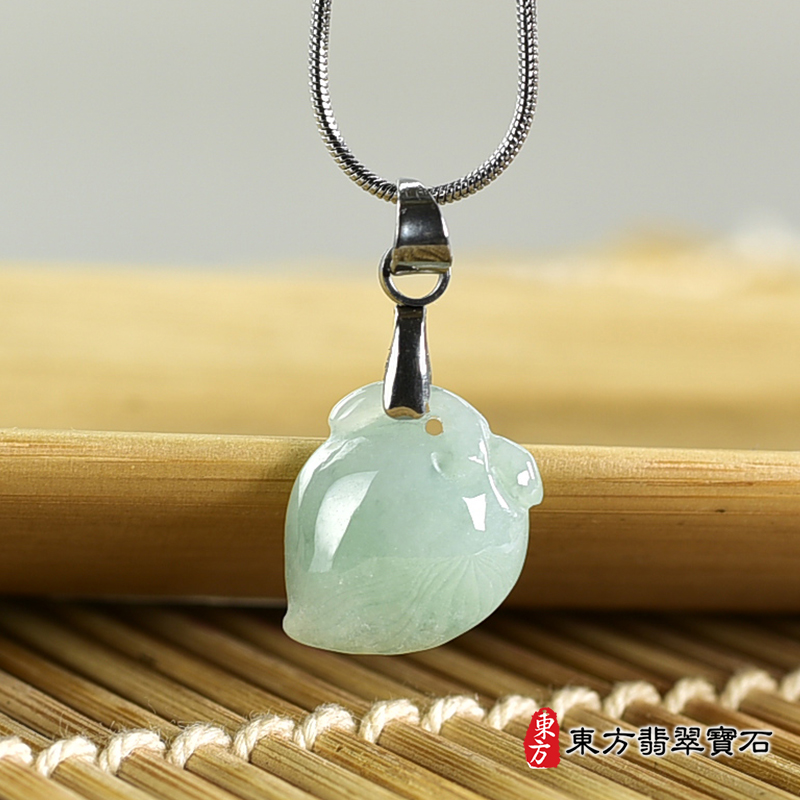 翡翠壽桃項鍊玉珮（福壽雙全：壽桃牌A貨翡翠壽桃玉珮、緬甸玉壽桃玉墜）。淺綠色糯種壽桃，FW338。客製化訂做各種翡翠壽桃吊墜玉珮項鍊。★附A貨翡翠雙證書