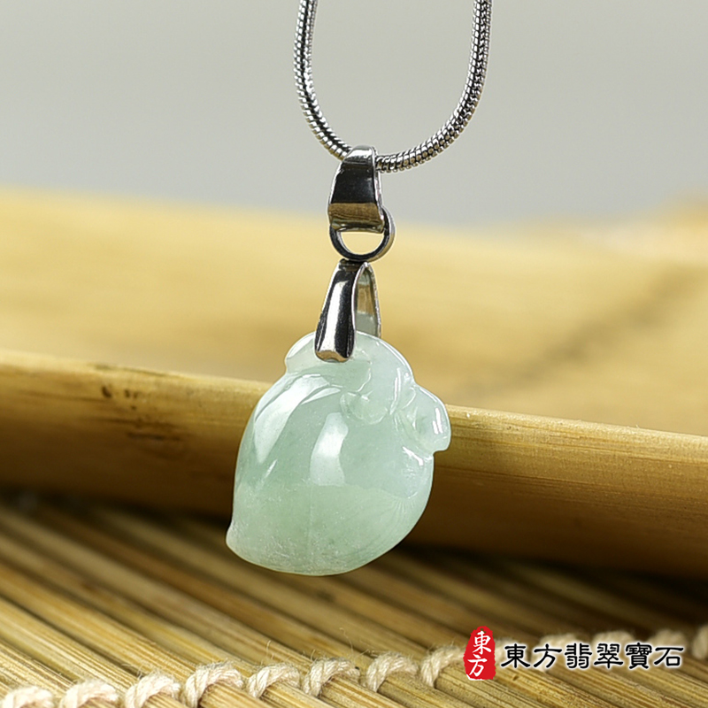 翡翠壽桃項鍊玉珮（福壽雙全：壽桃牌A貨翡翠壽桃玉珮、緬甸玉壽桃玉墜）。淺綠色糯種壽桃，FW338。客製化訂做各種翡翠壽桃吊墜玉珮項鍊。★附A貨翡翠雙證書