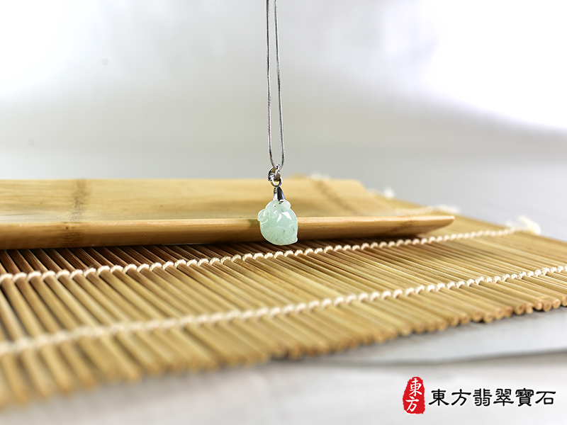 意境翡翠壽桃項鍊玉珮（福壽雙全：壽桃牌A貨翡翠壽桃玉珮、緬甸玉壽桃玉墜）。淺綠色糯種壽桃，FW338。客製化訂做各種翡翠壽桃吊墜玉珮項鍊。★附A貨翡翠雙證書