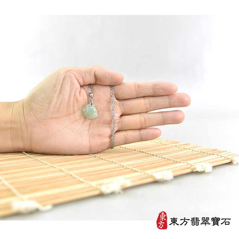 大小翡翠壽桃項鍊玉珮（福壽雙全：壽桃牌A貨翡翠壽桃玉珮、緬甸玉壽桃玉墜）。淺綠色糯種壽桃，FW338。客製化訂做各種翡翠壽桃吊墜玉珮項鍊。★附A貨翡翠雙證書