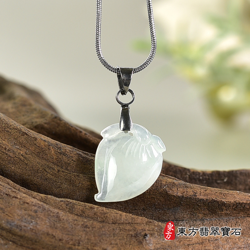 翡翠壽桃項鍊玉珮（福壽雙全：壽桃牌A貨翡翠壽桃玉珮、緬甸玉壽桃玉墜）。淺綠色冰糯種壽桃，FW339。客製化訂做各種翡翠壽桃吊墜玉珮項鍊。★附A貨翡翠雙證書