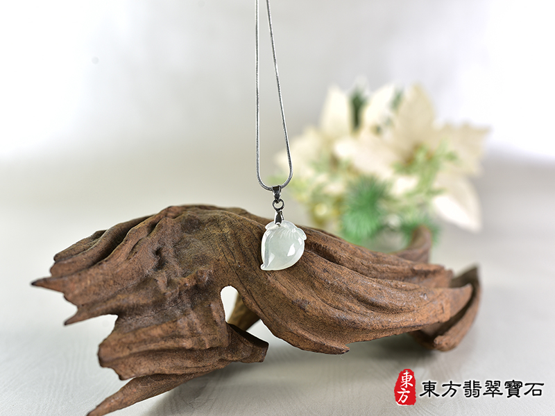 意境翡翠壽桃項鍊玉珮（福壽雙全：壽桃牌A貨翡翠壽桃玉珮、緬甸玉壽桃玉墜）。淺綠色冰糯種壽桃，FW339。客製化訂做各種翡翠壽桃吊墜玉珮項鍊。★附A貨翡翠雙證書