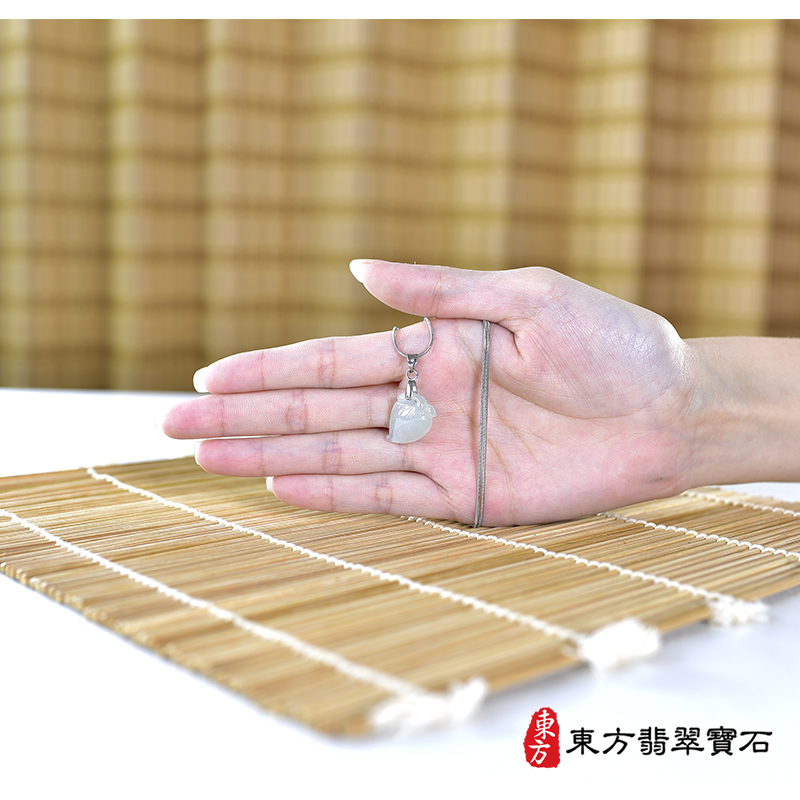 大小翡翠壽桃項鍊玉珮（福壽雙全：壽桃牌A貨翡翠壽桃玉珮、緬甸玉壽桃玉墜）。淺綠色冰糯種壽桃，FW339。客製化訂做各種翡翠壽桃吊墜玉珮項鍊。★附A貨翡翠雙證書