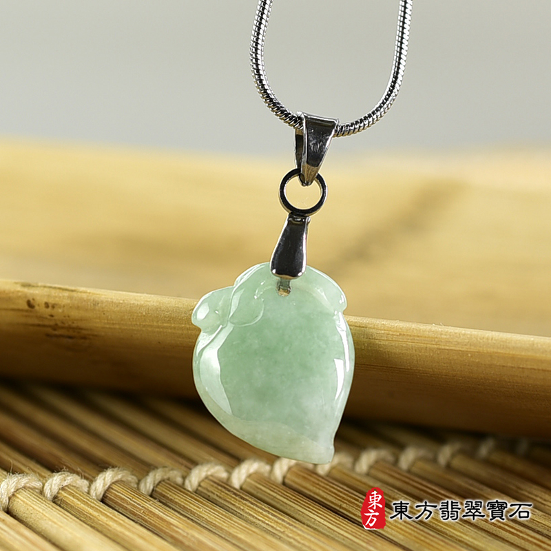 翡翠壽桃項鍊玉珮（福壽雙全：壽桃牌A貨翡翠壽桃玉珮、緬甸玉壽桃玉墜）。淺綠色糯種壽桃，FW340。客製化訂做各種翡翠壽桃吊墜玉珮項鍊。★附A貨翡翠雙證書