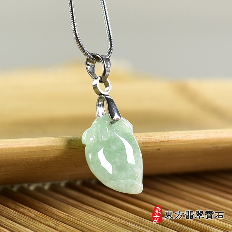 翡翠壽桃項鍊玉珮（福壽雙全：壽桃牌A貨翡翠壽桃玉珮、緬甸玉壽桃玉墜）。淺綠色糯種壽桃，FW340。客製化訂做各種翡翠壽桃吊墜玉珮項鍊。★附A貨翡翠雙證書