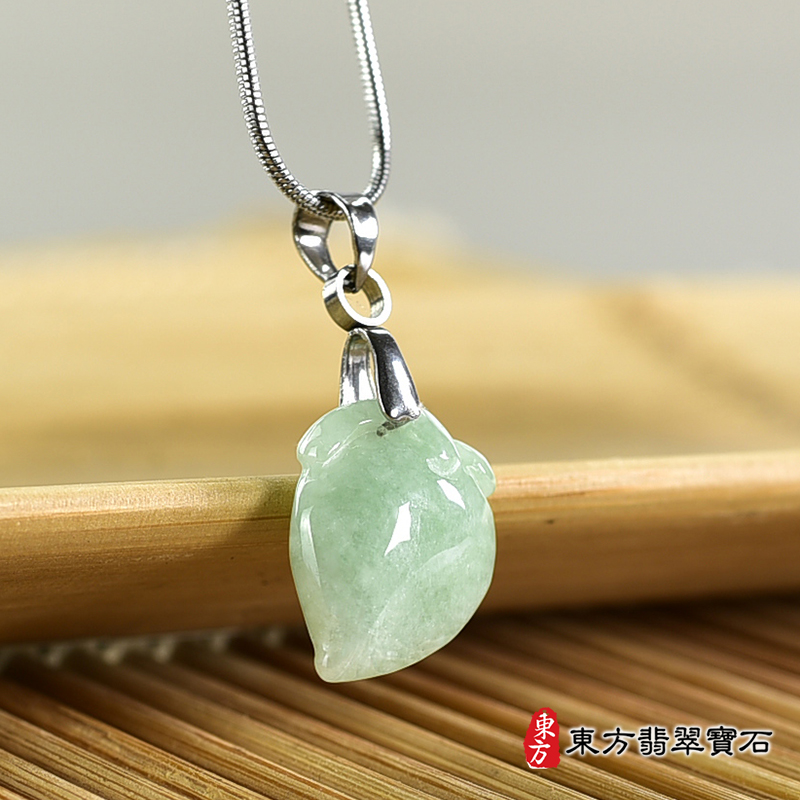 翡翠壽桃項鍊玉珮（福壽雙全：壽桃牌A貨翡翠壽桃玉珮、緬甸玉壽桃玉墜）。淺綠色糯種壽桃，FW340。客製化訂做各種翡翠壽桃吊墜玉珮項鍊。★附A貨翡翠雙證書