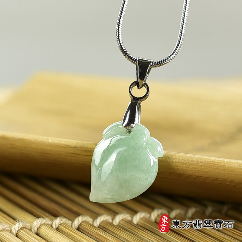 翡翠壽桃項鍊玉珮（福壽雙全：壽桃牌A貨翡翠壽桃玉珮、緬甸玉壽桃玉墜）。淺綠色糯種壽桃，FW340。客製化訂做各種翡翠壽桃吊墜玉珮項鍊。★附A貨翡翠雙證書