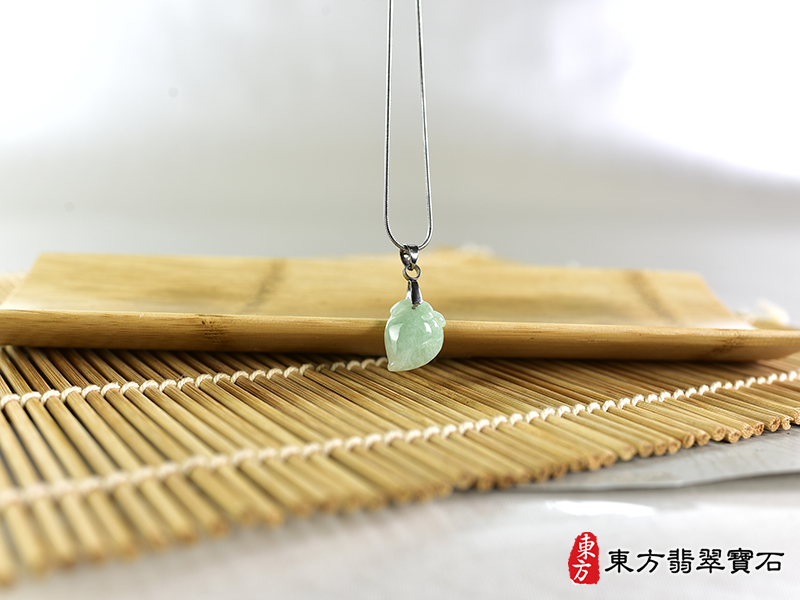 意境翡翠壽桃項鍊玉珮（福壽雙全：壽桃牌A貨翡翠壽桃玉珮、緬甸玉壽桃玉墜）。淺綠色糯種壽桃，FW340。客製化訂做各種翡翠壽桃吊墜玉珮項鍊。★附A貨翡翠雙證書