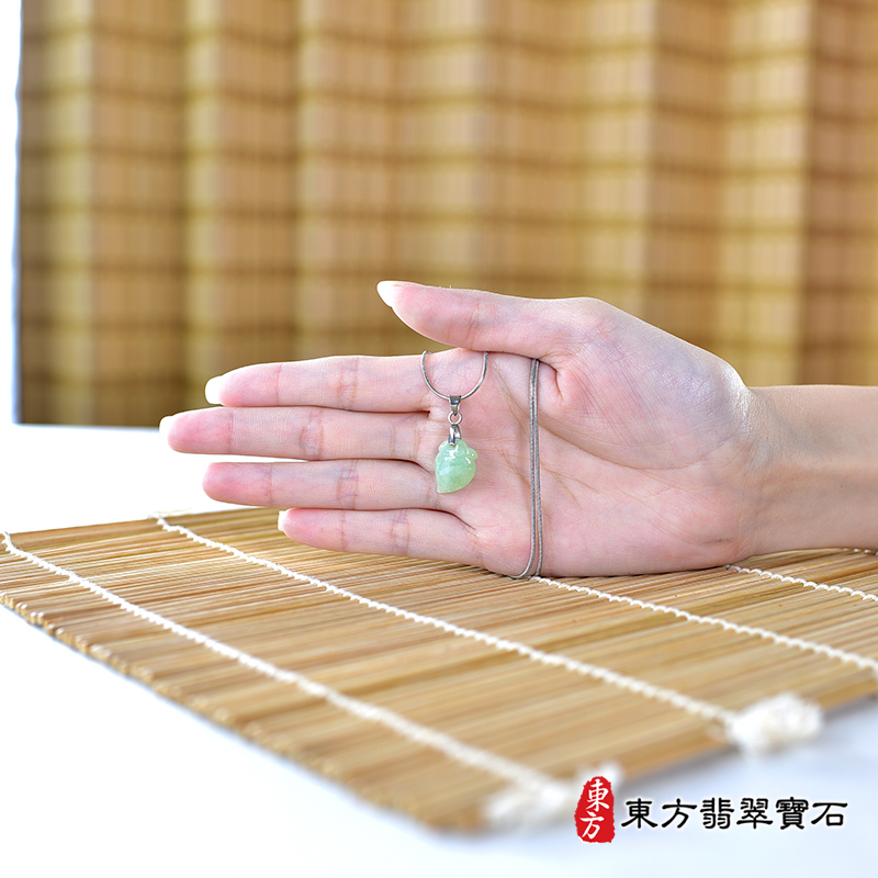 大小翡翠壽桃項鍊玉珮（福壽雙全：壽桃牌A貨翡翠壽桃玉珮、緬甸玉壽桃玉墜）。淺綠色糯種壽桃，FW340。客製化訂做各種翡翠壽桃吊墜玉珮項鍊。★附A貨翡翠雙證書