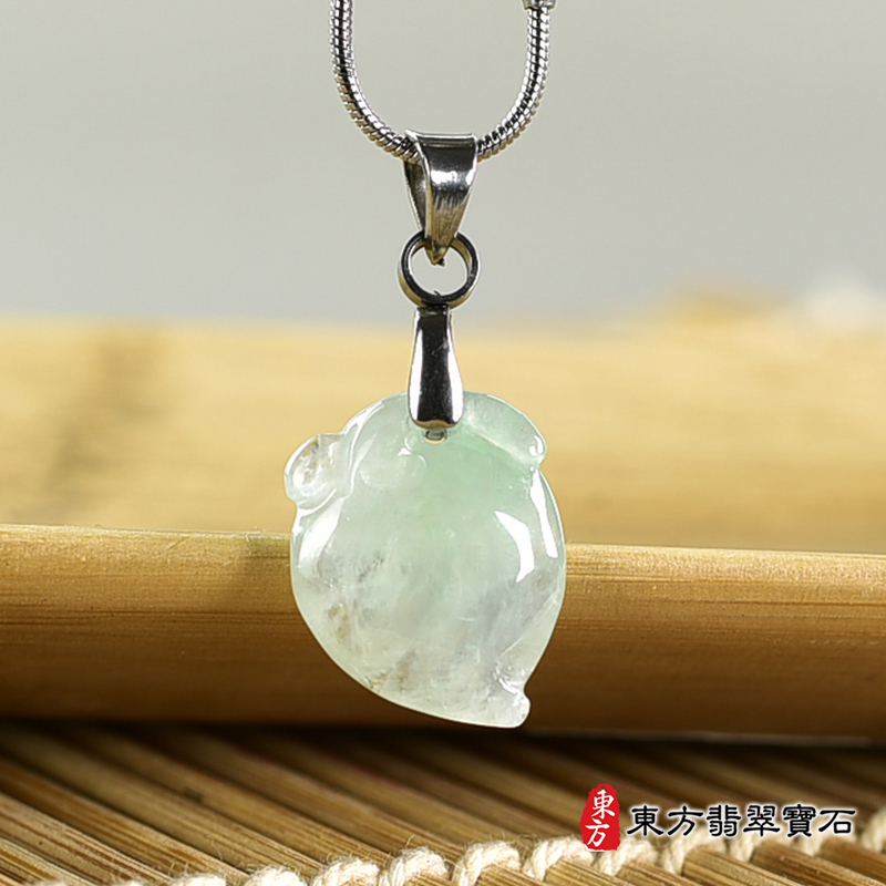 翡翠壽桃項鍊玉珮（福壽雙全：壽桃牌A貨翡翠壽桃玉珮、緬甸玉壽桃玉墜）。淺綠色冰糯種壽桃，FW341。客製化訂做各種翡翠壽桃吊墜玉珮項鍊。★附A貨翡翠雙證書