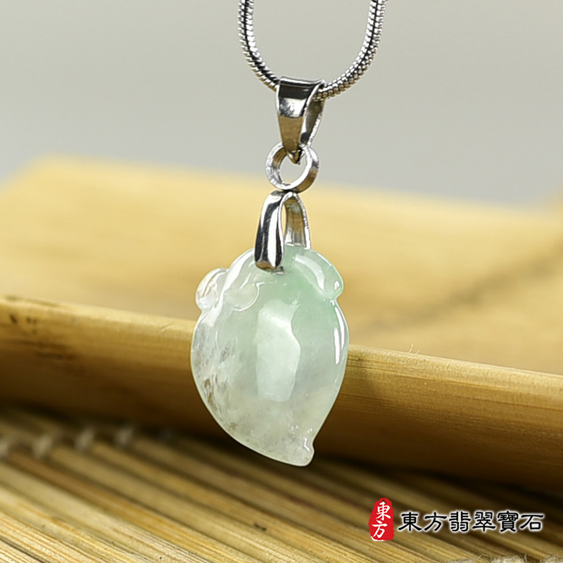 翡翠壽桃項鍊玉珮（福壽雙全：壽桃牌A貨翡翠壽桃玉珮、緬甸玉壽桃玉墜）。淺綠色冰糯種壽桃，FW341。客製化訂做各種翡翠壽桃吊墜玉珮項鍊。★附A貨翡翠雙證書