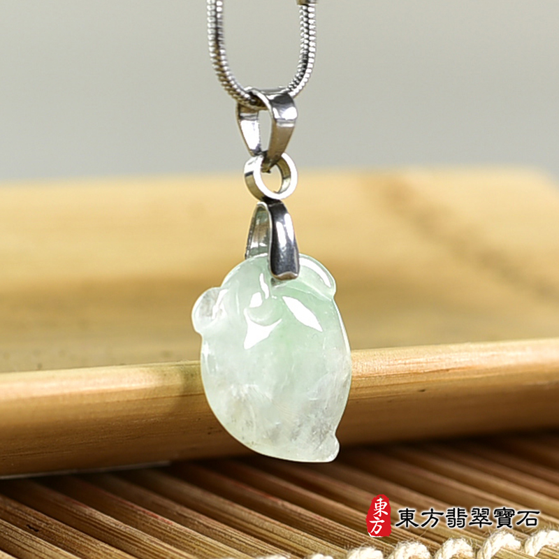 翡翠壽桃項鍊玉珮（福壽雙全：壽桃牌A貨翡翠壽桃玉珮、緬甸玉壽桃玉墜）。淺綠色冰糯種壽桃，FW341。客製化訂做各種翡翠壽桃吊墜玉珮項鍊。★附A貨翡翠雙證書