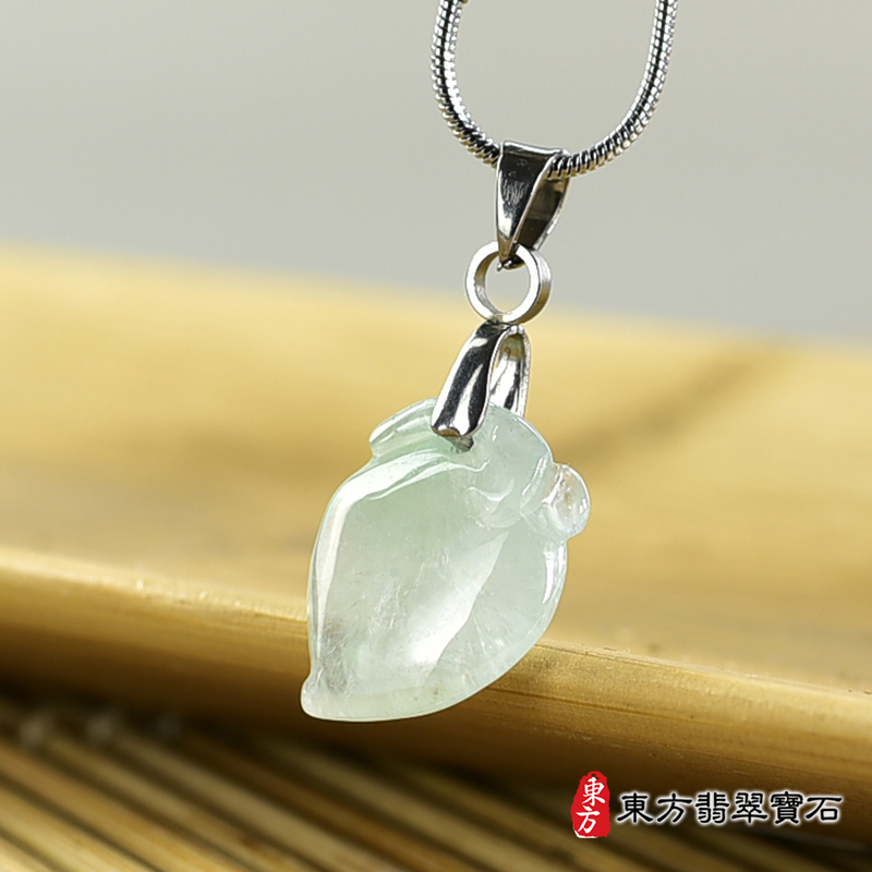 翡翠壽桃項鍊玉珮（福壽雙全：壽桃牌A貨翡翠壽桃玉珮、緬甸玉壽桃玉墜）。淺綠色冰糯種壽桃，FW341。客製化訂做各種翡翠壽桃吊墜玉珮項鍊。★附A貨翡翠雙證書