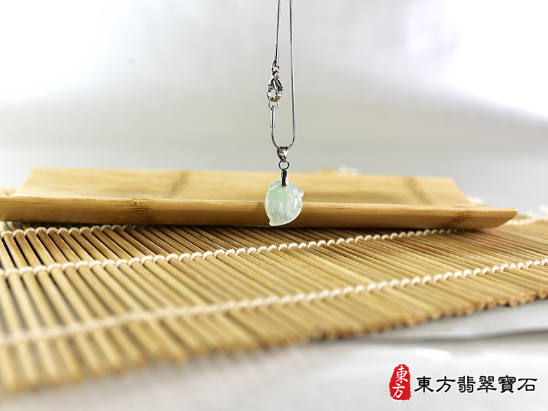意境翡翠壽桃項鍊玉珮（福壽雙全：壽桃牌A貨翡翠壽桃玉珮、緬甸玉壽桃玉墜）。淺綠色冰糯種壽桃，FW341。客製化訂做各種翡翠壽桃吊墜玉珮項鍊。★附A貨翡翠雙證書