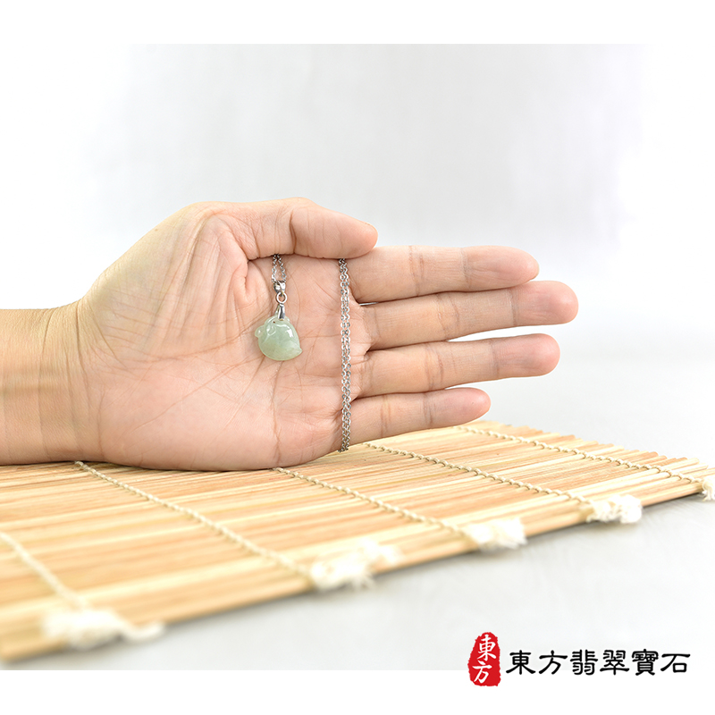 大小翡翠壽桃項鍊玉珮（福壽雙全：壽桃牌A貨翡翠壽桃玉珮、緬甸玉壽桃玉墜）。淺綠色冰糯種壽桃，FW341。客製化訂做各種翡翠壽桃吊墜玉珮項鍊。★附A貨翡翠雙證書