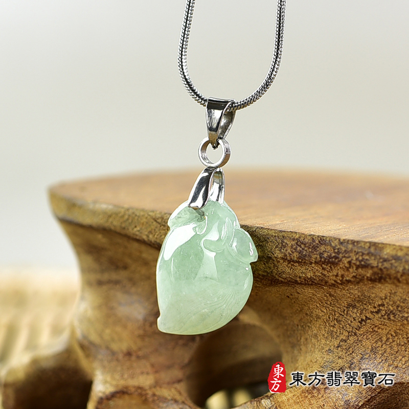 翡翠壽桃項鍊玉珮（福壽雙全：壽桃牌A貨翡翠壽桃玉珮、緬甸玉壽桃玉墜）。淺綠色細糯種壽桃，FW342。客製化訂做各種翡翠壽桃吊墜玉珮項鍊。★附A貨翡翠雙證書