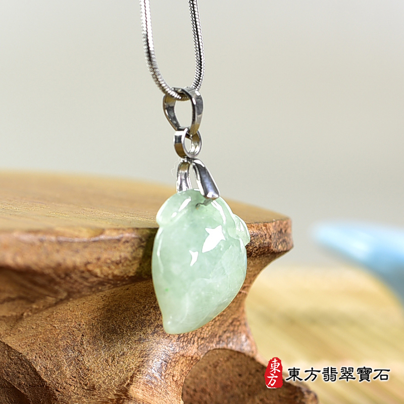 翡翠壽桃項鍊玉珮（福壽雙全：壽桃牌A貨翡翠壽桃玉珮、緬甸玉壽桃玉墜）。淺綠色細糯種壽桃，FW342。客製化訂做各種翡翠壽桃吊墜玉珮項鍊。★附A貨翡翠雙證書