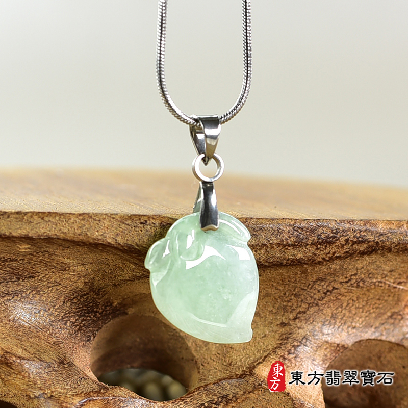 翡翠壽桃項鍊玉珮（福壽雙全：壽桃牌A貨翡翠壽桃玉珮、緬甸玉壽桃玉墜）。淺綠色細糯種壽桃，FW342。客製化訂做各種翡翠壽桃吊墜玉珮項鍊。★附A貨翡翠雙證書