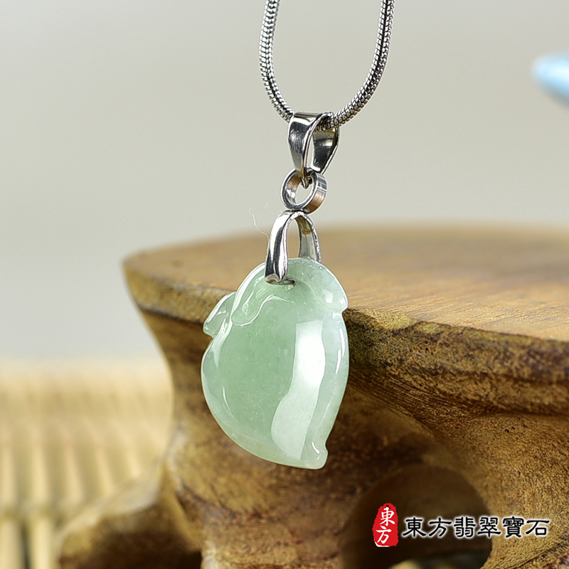 翡翠壽桃項鍊玉珮（福壽雙全：壽桃牌A貨翡翠壽桃玉珮、緬甸玉壽桃玉墜）。淺綠色細糯種壽桃，FW342。客製化訂做各種翡翠壽桃吊墜玉珮項鍊。★附A貨翡翠雙證書