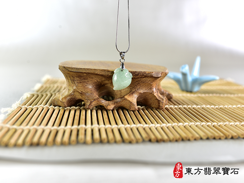 意境翡翠壽桃項鍊玉珮（福壽雙全：壽桃牌A貨翡翠壽桃玉珮、緬甸玉壽桃玉墜）。淺綠色細糯種壽桃，FW342。客製化訂做各種翡翠壽桃吊墜玉珮項鍊。★附A貨翡翠雙證書