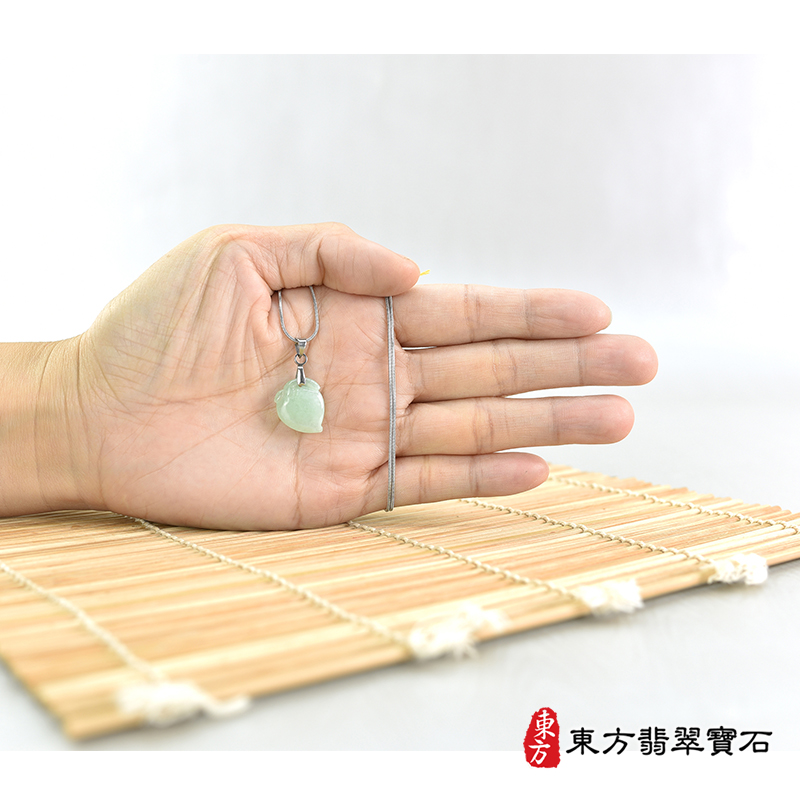 大小翡翠壽桃項鍊玉珮（福壽雙全：壽桃牌A貨翡翠壽桃玉珮、緬甸玉壽桃玉墜）。淺綠色細糯種壽桃，FW342。客製化訂做各種翡翠壽桃吊墜玉珮項鍊。★附A貨翡翠雙證書