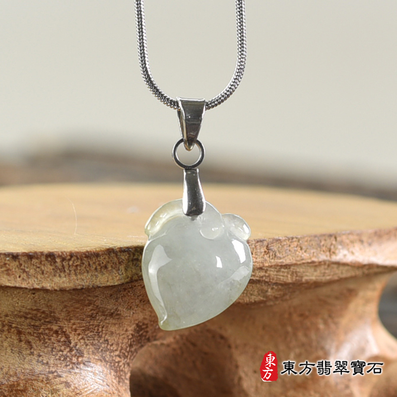 翡翠壽桃項鍊玉珮（福壽雙全：壽桃牌A貨翡翠壽桃玉珮、緬甸玉壽桃玉墜）。淺綠色冰糯種壽桃，FW344。客製化訂做各種翡翠壽桃吊墜玉珮項鍊。★附A貨翡翠雙證書