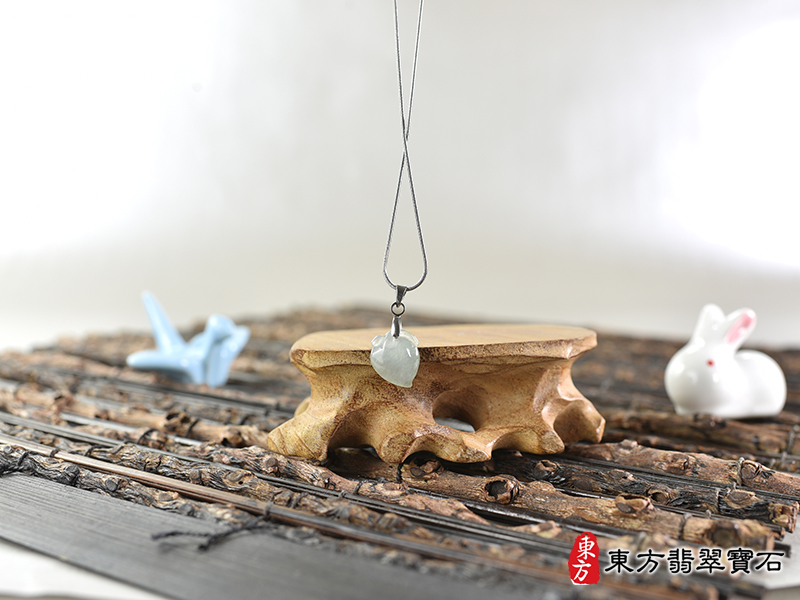 意境翡翠壽桃項鍊玉珮（福壽雙全：壽桃牌A貨翡翠壽桃玉珮、緬甸玉壽桃玉墜）。淺綠色冰糯種壽桃，FW344。客製化訂做各種翡翠壽桃吊墜玉珮項鍊。★附A貨翡翠雙證書