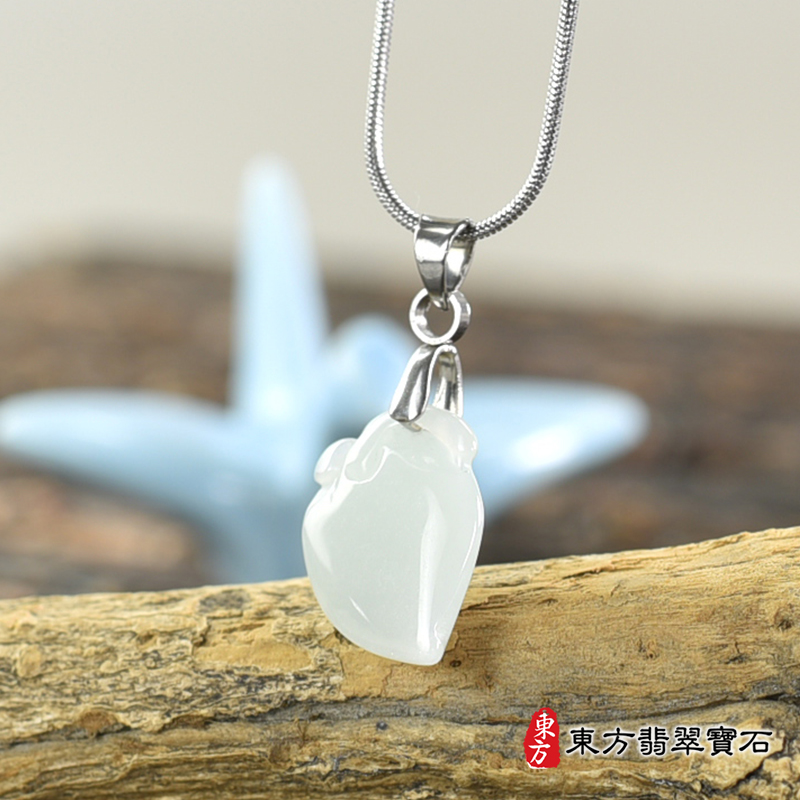 翡翠壽桃項鍊玉珮（福壽雙全：壽桃牌A貨翡翠壽桃玉珮、緬甸玉壽桃玉墜）。淺綠色細糯種壽桃，FW345。客製化訂做各種翡翠壽桃吊墜玉珮項鍊。★附A貨翡翠雙證書