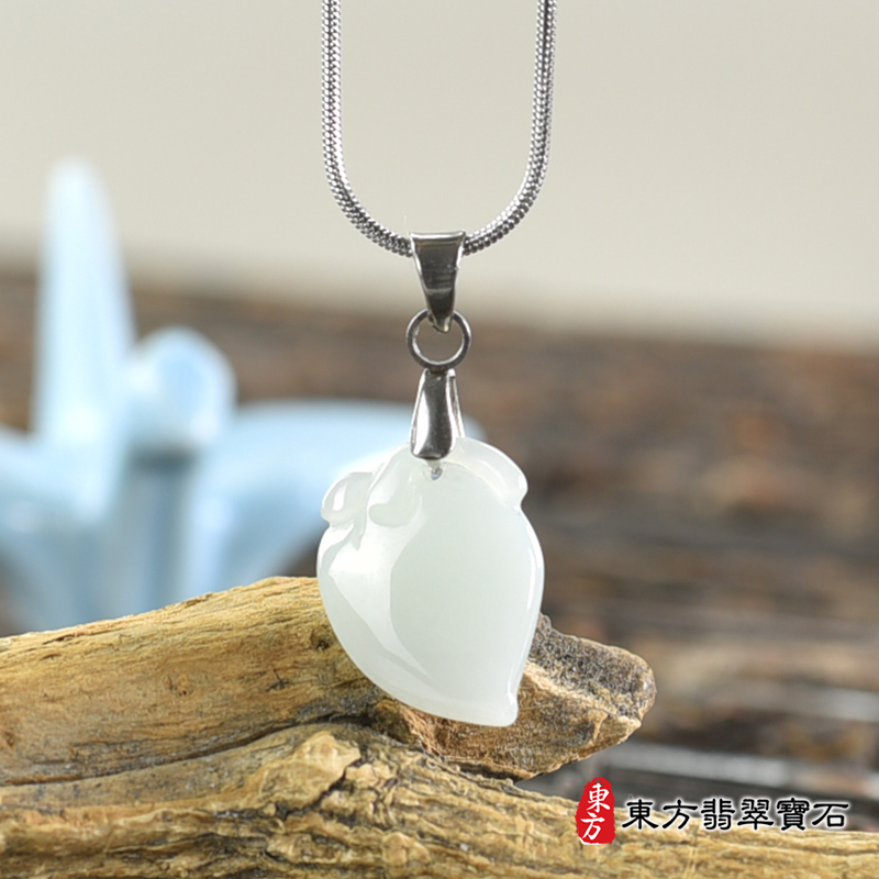 翡翠壽桃項鍊玉珮（福壽雙全：壽桃牌A貨翡翠壽桃玉珮、緬甸玉壽桃玉墜）。淺綠色細糯種壽桃，FW345。客製化訂做各種翡翠壽桃吊墜玉珮項鍊。★附A貨翡翠雙證書