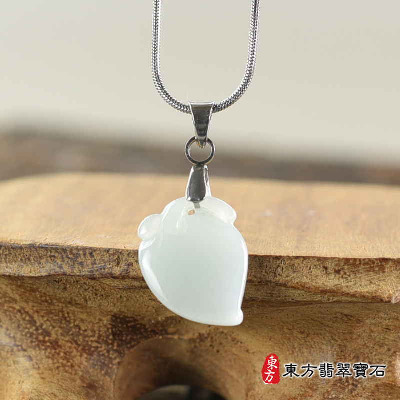 翡翠壽桃項鍊玉珮（福壽雙全：壽桃牌A貨翡翠壽桃玉珮、緬甸玉壽桃玉墜）。淺綠色細糯種壽桃，FW345。客製化訂做各種翡翠壽桃吊墜玉珮項鍊。★附A貨翡翠雙證書