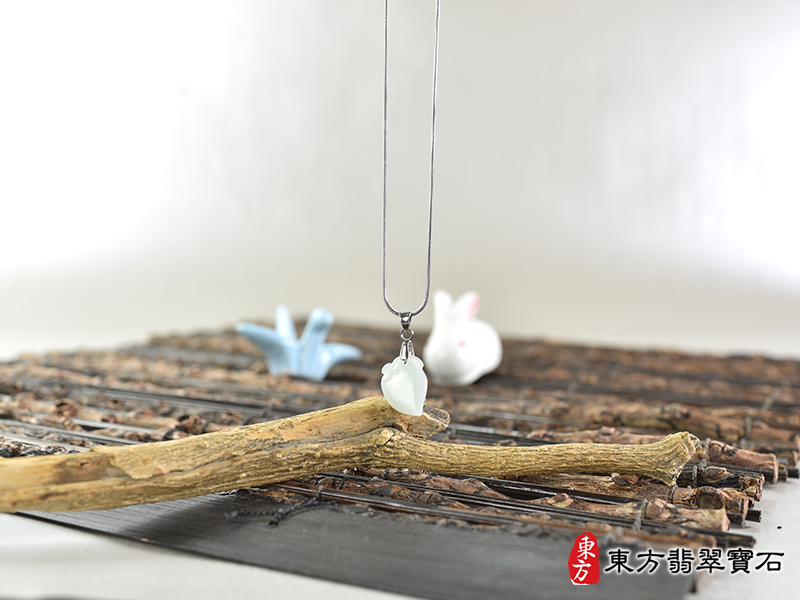 意境翡翠壽桃項鍊玉珮（福壽雙全：壽桃牌A貨翡翠壽桃玉珮、緬甸玉壽桃玉墜）。淺綠色細糯種壽桃，FW345。客製化訂做各種翡翠壽桃吊墜玉珮項鍊。★附A貨翡翠雙證書