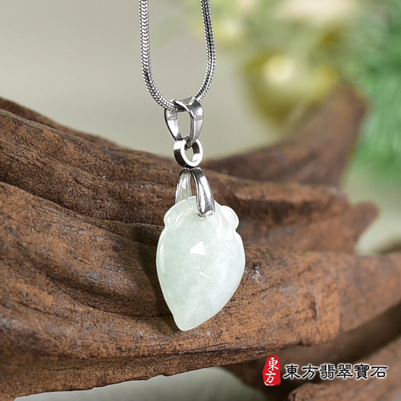 翡翠壽桃項鍊玉珮（福壽雙全：壽桃牌A貨翡翠壽桃玉珮、緬甸玉壽桃玉墜）。淺綠色糯種壽桃，FW346。客製化訂做各種翡翠壽桃吊墜玉珮項鍊。★附A貨翡翠雙證書
