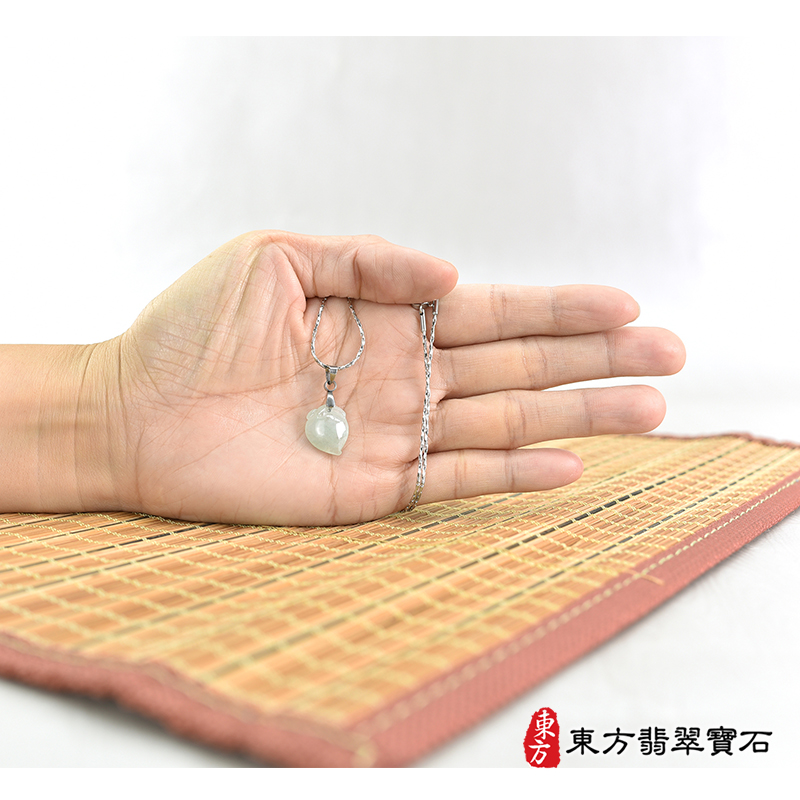 大小翡翠壽桃項鍊玉珮（福壽雙全：壽桃牌A貨翡翠壽桃玉珮、緬甸玉壽桃玉墜）。淺綠色糯種壽桃，FW346。客製化訂做各種翡翠壽桃吊墜玉珮項鍊。★附A貨翡翠雙證書