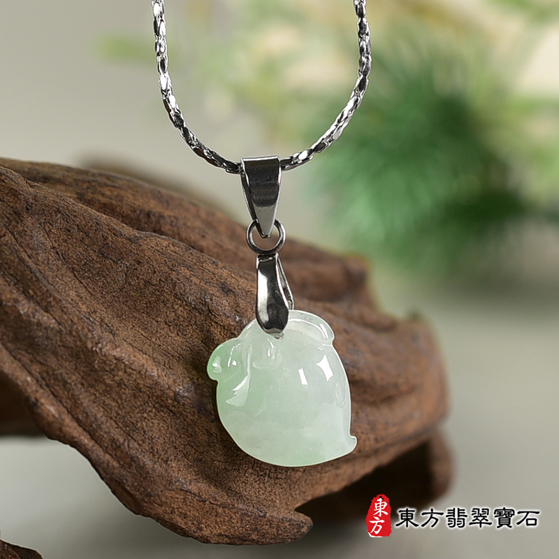 翡翠壽桃項鍊玉珮（福壽雙全：壽桃牌A貨翡翠壽桃玉珮、緬甸玉壽桃玉墜）。淺綠色微冰糯種壽桃，FW347。客製化訂做各種翡翠壽桃吊墜玉珮項鍊。★附A貨翡翠雙證書