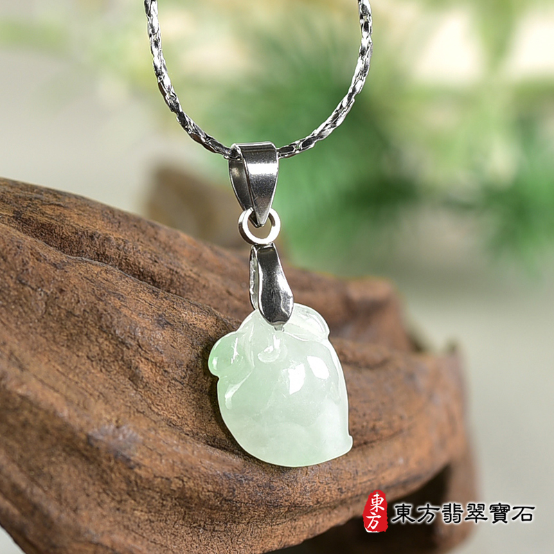 翡翠壽桃項鍊玉珮（福壽雙全：壽桃牌A貨翡翠壽桃玉珮、緬甸玉壽桃玉墜）。淺綠色微冰糯種壽桃，FW347。客製化訂做各種翡翠壽桃吊墜玉珮項鍊。★附A貨翡翠雙證書