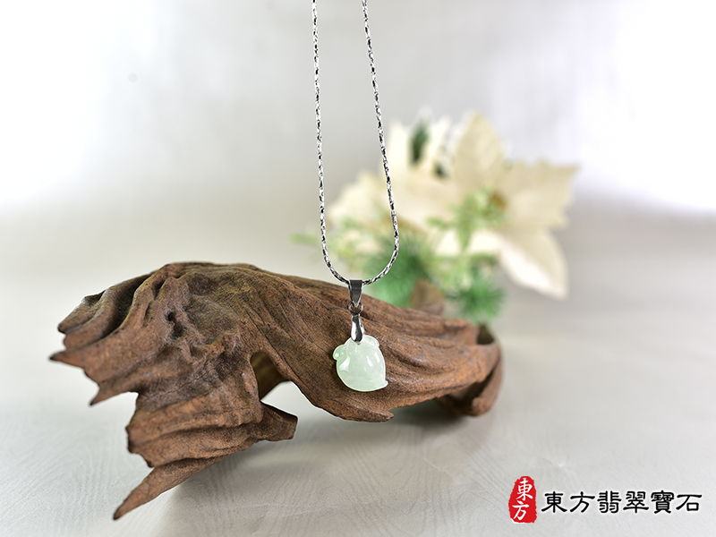 意境翡翠壽桃項鍊玉珮（福壽雙全：壽桃牌A貨翡翠壽桃玉珮、緬甸玉壽桃玉墜）。淺綠色微冰糯種壽桃，FW347。客製化訂做各種翡翠壽桃吊墜玉珮項鍊。★附A貨翡翠雙證書