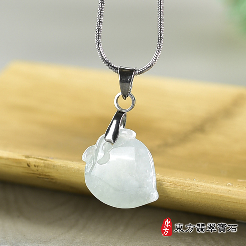 翡翠壽桃項鍊玉珮（福壽雙全：壽桃牌A貨翡翠壽桃玉珮、緬甸玉壽桃玉墜）。淺綠色微冰糯種壽桃，FW348。客製化訂做各種翡翠壽桃吊墜玉珮項鍊。★附A貨翡翠雙證書