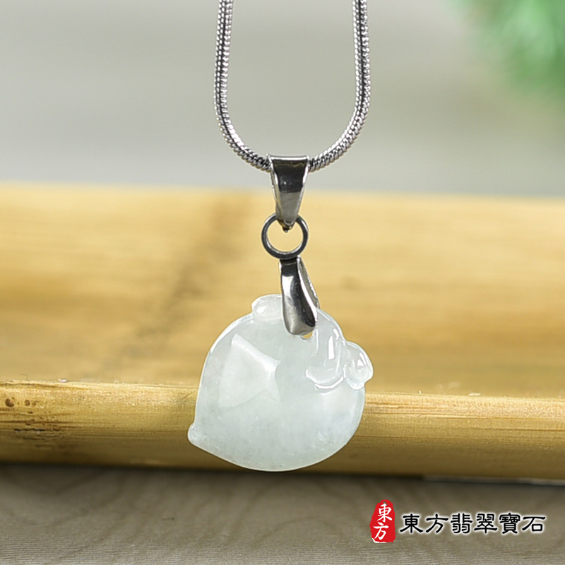 翡翠壽桃項鍊玉珮（福壽雙全：壽桃牌A貨翡翠壽桃玉珮、緬甸玉壽桃玉墜）。淺綠色微冰糯種壽桃，FW348。客製化訂做各種翡翠壽桃吊墜玉珮項鍊。★附A貨翡翠雙證書