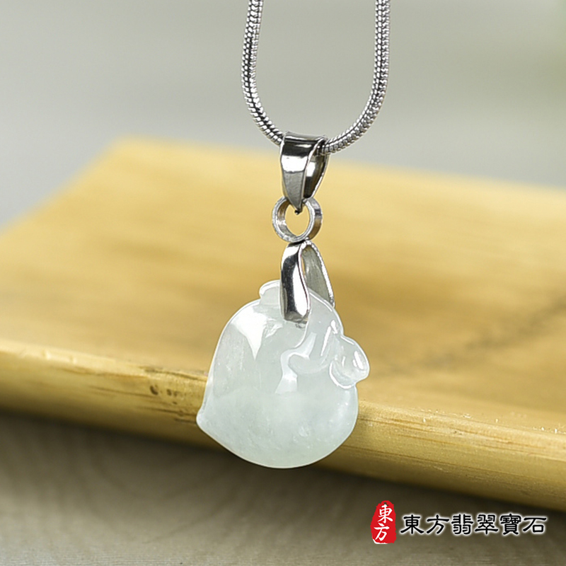 翡翠壽桃項鍊玉珮（福壽雙全：壽桃牌A貨翡翠壽桃玉珮、緬甸玉壽桃玉墜）。淺綠色微冰糯種壽桃，FW348。客製化訂做各種翡翠壽桃吊墜玉珮項鍊。★附A貨翡翠雙證書