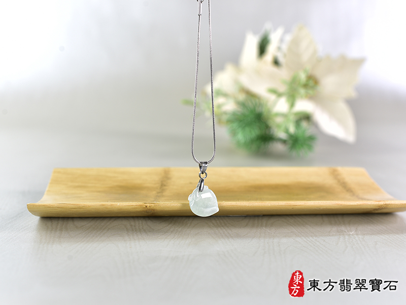 意境翡翠壽桃項鍊玉珮（福壽雙全：壽桃牌A貨翡翠壽桃玉珮、緬甸玉壽桃玉墜）。淺綠色微冰糯種壽桃，FW348。客製化訂做各種翡翠壽桃吊墜玉珮項鍊。★附A貨翡翠雙證書