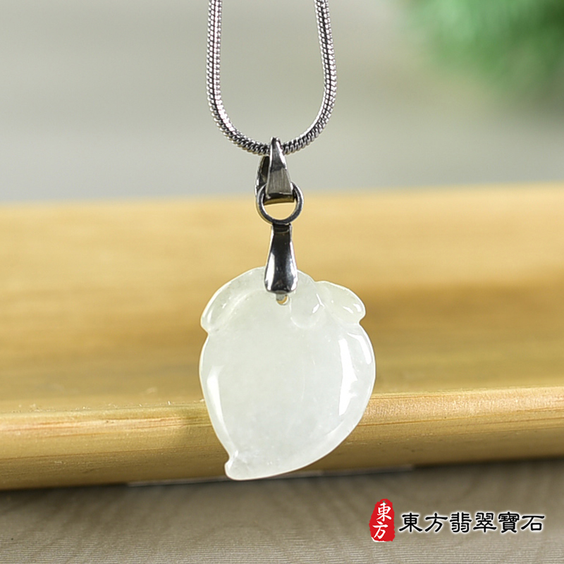 翡翠壽桃項鍊玉珮（福壽雙全：壽桃牌A貨翡翠壽桃玉珮、緬甸玉壽桃玉墜）。淺綠色微冰糯種壽桃，FW349。客製化訂做各種翡翠壽桃吊墜玉珮項鍊。★附A貨翡翠雙證書