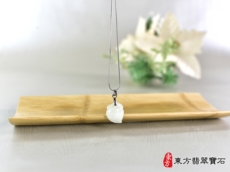 意境翡翠壽桃項鍊玉珮（福壽雙全：壽桃牌A貨翡翠壽桃玉珮、緬甸玉壽桃玉墜）。淺綠色微冰糯種壽桃，FW349。客製化訂做各種翡翠壽桃吊墜玉珮項鍊。★附A貨翡翠雙證書