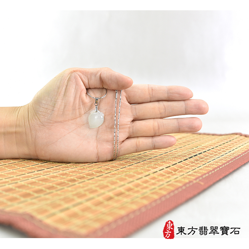 大小翡翠壽桃項鍊玉珮（福壽雙全：壽桃牌A貨翡翠壽桃玉珮、緬甸玉壽桃玉墜）。淺綠色微冰糯種壽桃，FW349。客製化訂做各種翡翠壽桃吊墜玉珮項鍊。★附A貨翡翠雙證書