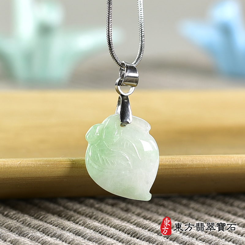翡翠壽桃項鍊玉珮（福壽雙全：壽桃牌A貨翡翠壽桃玉珮、緬甸玉壽桃玉墜）。淺綠色糯種壽桃，FW350。客製化訂做各種翡翠壽桃吊墜玉珮項鍊。★附A貨翡翠雙證書