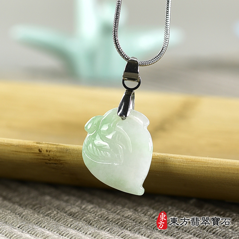 翡翠壽桃項鍊玉珮（福壽雙全：壽桃牌A貨翡翠壽桃玉珮、緬甸玉壽桃玉墜）。淺綠色糯種壽桃，FW350。客製化訂做各種翡翠壽桃吊墜玉珮項鍊。★附A貨翡翠雙證書